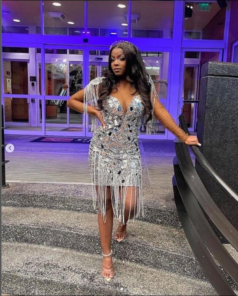 

Luxury Diamond Silver Evening Dress 2023 Sparkly Crystal Short Prom Dress For Black Girl Long Sleeve Tassel Cocktail Graduation Formal Occasion Party Gowns