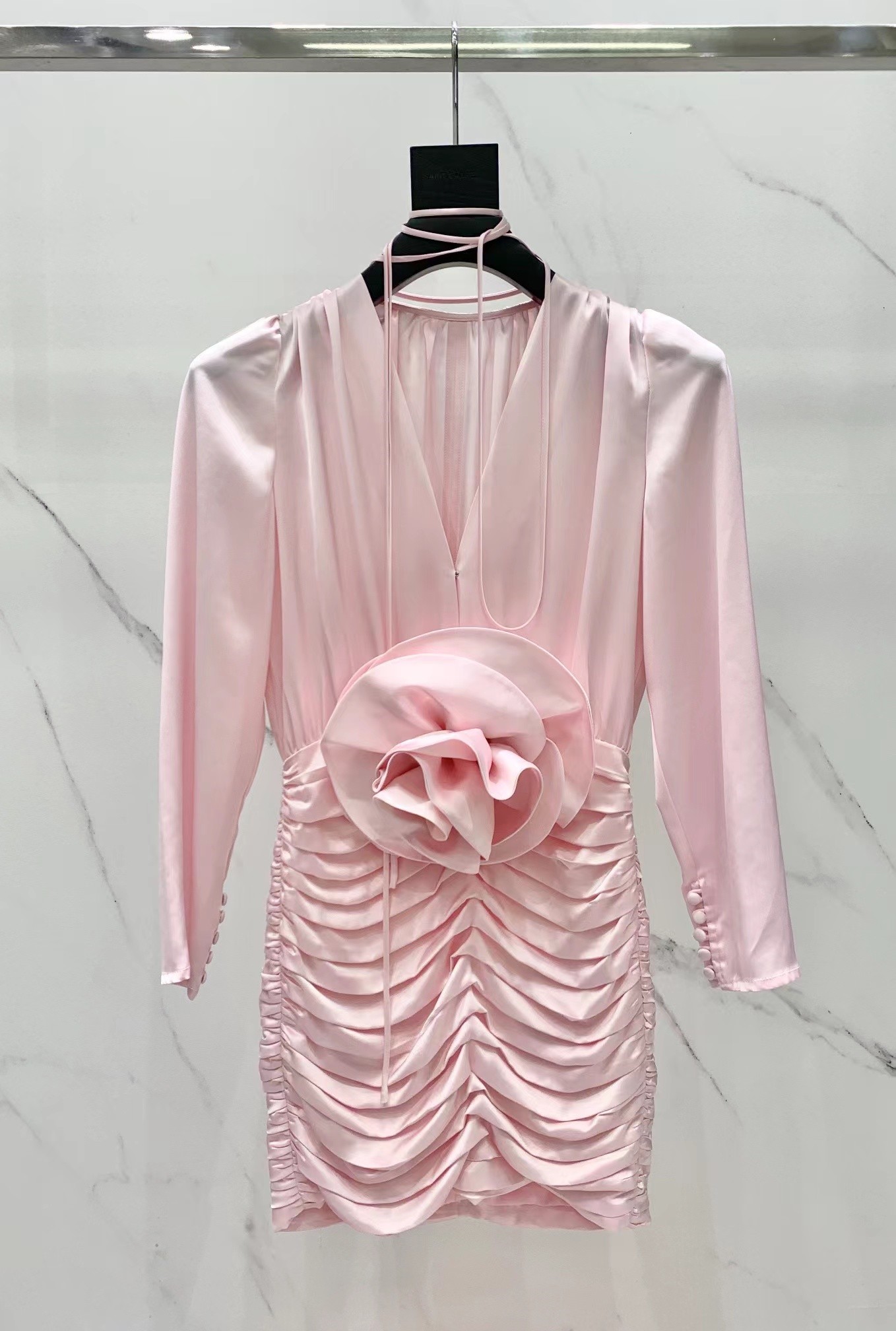 Robes de piste Milan 2023 Nouveau printemps d'←t← en V man ¢ manches longues de la robe de cr←atrice pour femmes Same style de soleil 0213-7