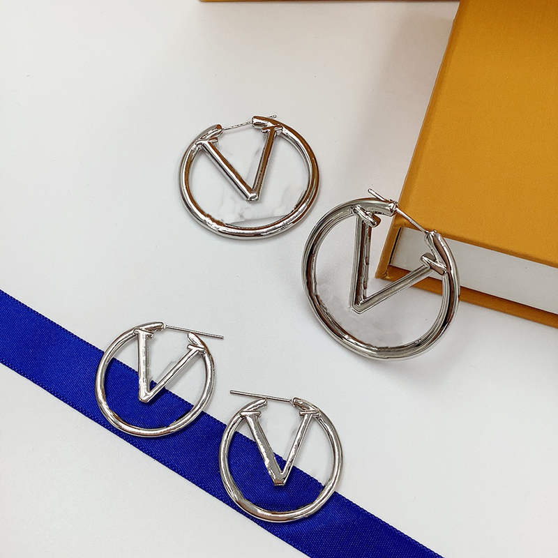 

Designer Letter V Hoop Earrings Woman Big Circle Simple Earring Jewelrys Luxury Fashion Sliver Earrings Letter Stud Earring Rings 2302133BF