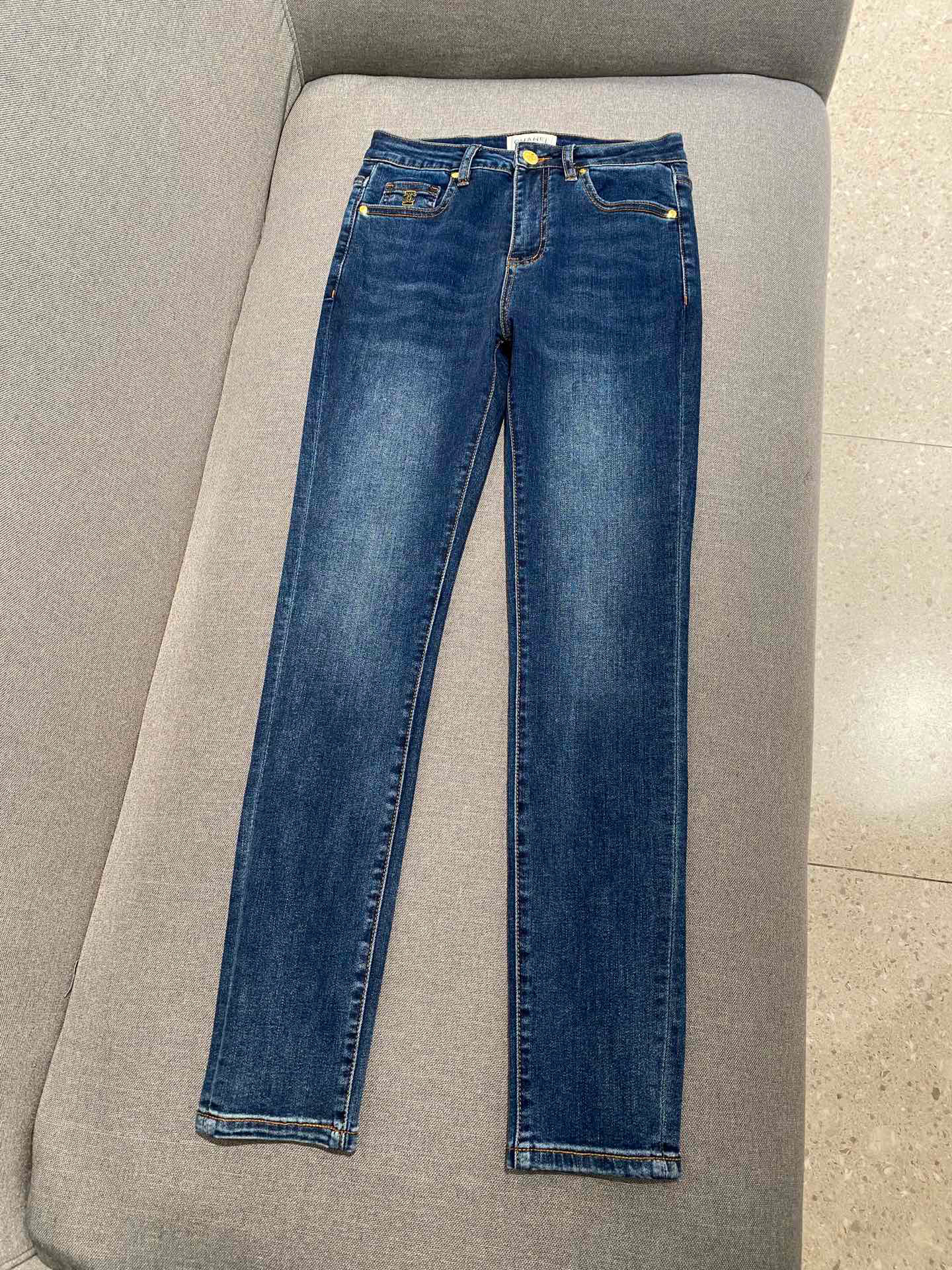 

2023 Designer jeans women's new mid-high-waist straight joker jeans lotus leaf trouser leg fashion letter decoration leisure. C23