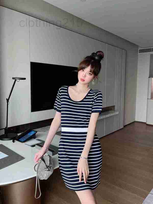 

Casual Dresses Designer 2022 Spring/Summer Elegant Intellectual Stripe Slim Knitted Dress 4HZA, Black and white stripes
