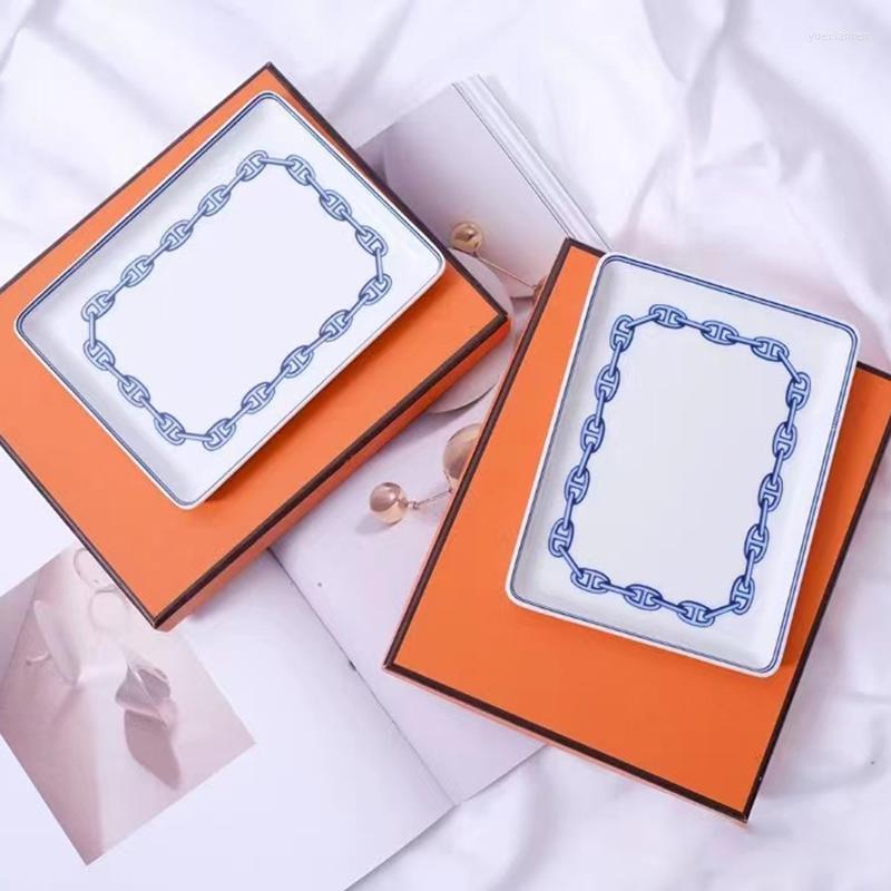 

Plates High-End Exquisite Pig Nose Tray Tide Brand Ceramic Rectangular Plate Classic Chain Dessert Decorative Accessories, Mug