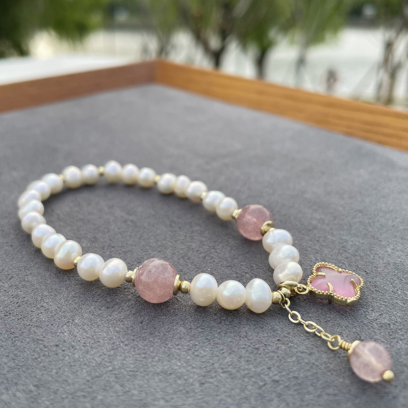 Bracelet de charme de trèfle perlé en eau douce à la main pour les femmes cadeaux