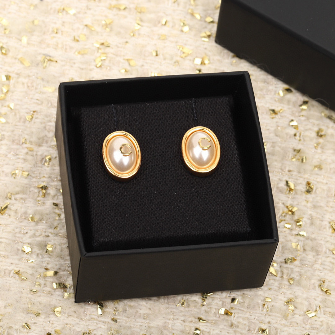 Luxury quality charm stud earring with nature shell beads in 18k gold plated have stamp oval shape PS7585A