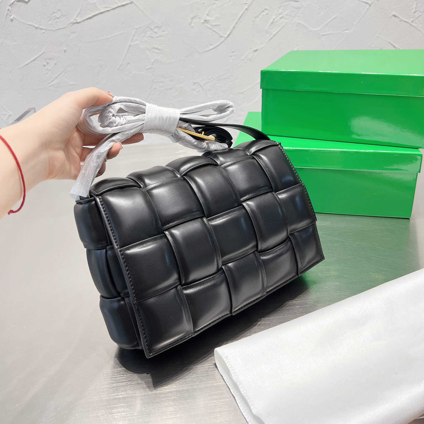 

Dhgate Luxury Designer Rep Cassette Shoulder Bag High Quality Soft Leather Womens Pillow Bag Triangle Button Crossbody Bag, 1 26x18cm