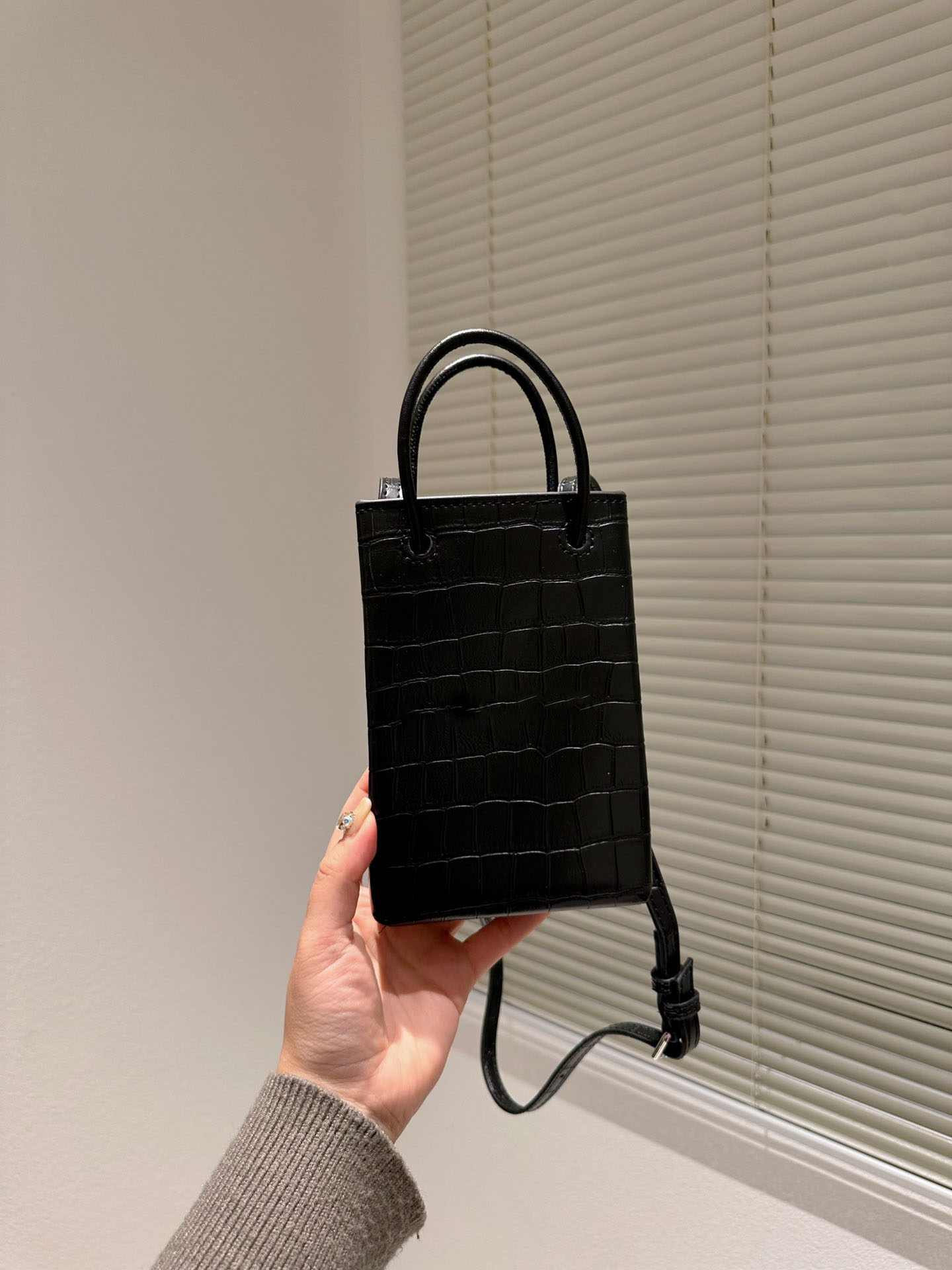 

Genuine Leather Lou Camera Bags For Women In Metal At The Center And Quilted Overstitching Purse Fashion Shoulder Bag Cowhide Handbag Presbyopic Card Holder Purse