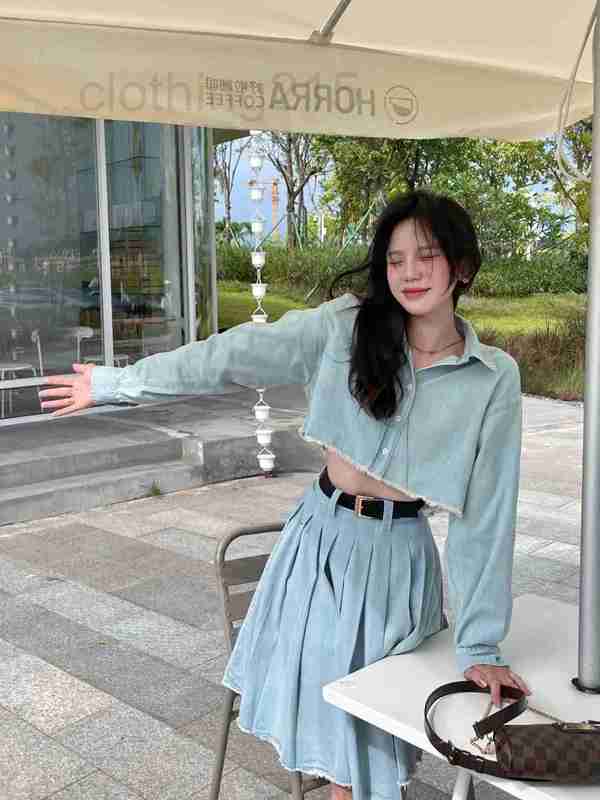 

Two Piece Dress Designer 2022 early autumn new light blue denim short shirt top fashion versatile long-sleeved raw cotton 7CES