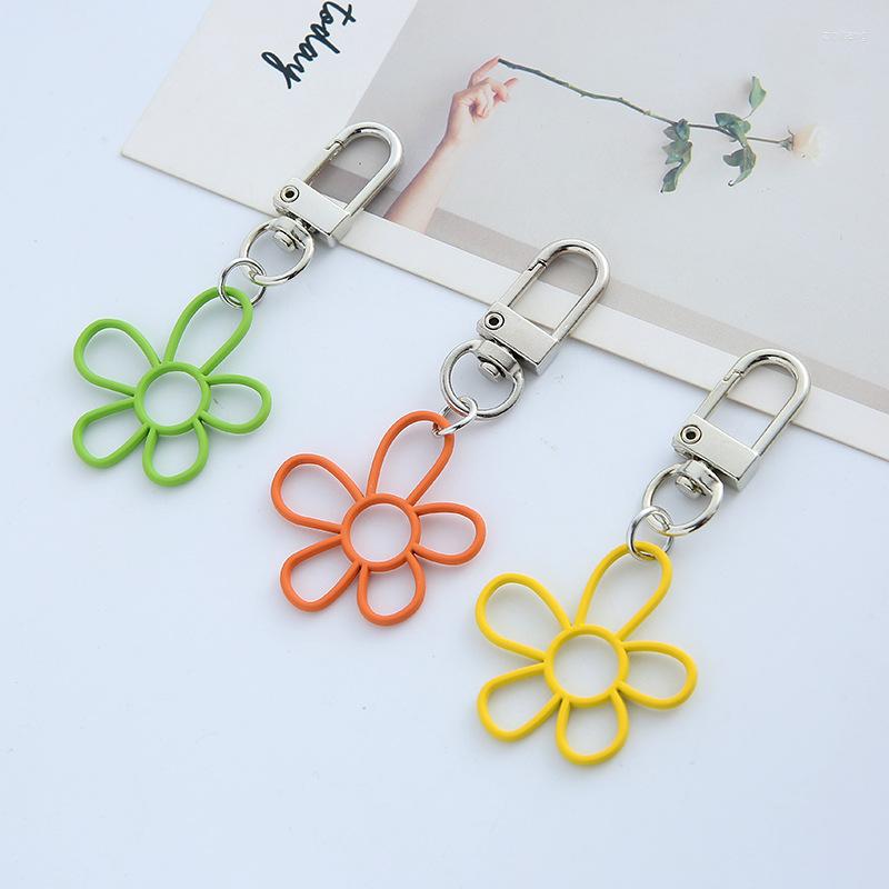 

Keychains Creative Personality Candy Color Hollow Flower Keychain Ins Simple Ornaments Airpods Headphone Set Key Chain Pendant