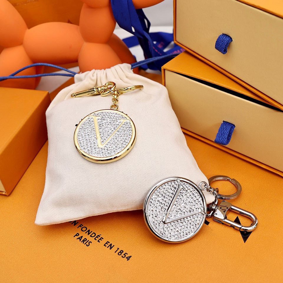 

Luxurys Designer Keychain lover Round Diamond Metal Car Handmade Leather Bag Leather Classic Men Women Bag Couple Pendant Accessories Gift