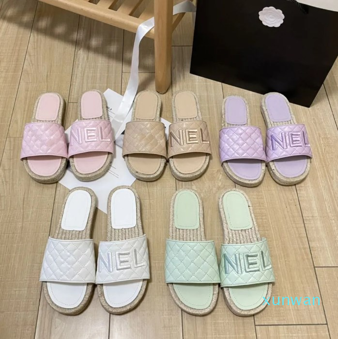 Braid Straw Sole Pantoufles de plage Femmes Classic Flats Talon inférieur épais Summer Lazy Designer tongs en cuir matelassé Lady Slides chaussur