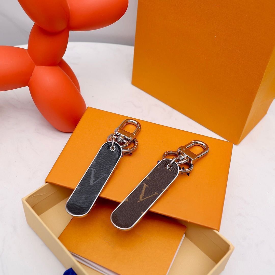 

Brand Classic Luxurys Keychain skateboard Brand Brown black Flower Designer Car Keyring Men Women Fibbia Keychains Handmade Fashion Keychain Bags Pendant