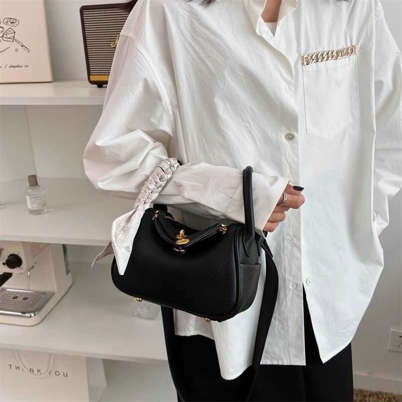 

Designer Herme Lindi Bags online outlet 2023 new messenger bag women mini doctor leather pillow one shoulder medicine0SJO, Cover - black