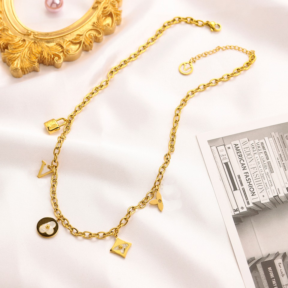 

Womens Design Necklace Faux Leather 18K Gold Plated Stainless Steel Necklaces Choker Chain Letter Pendant Europe America Fashion Wedding Jewelry1