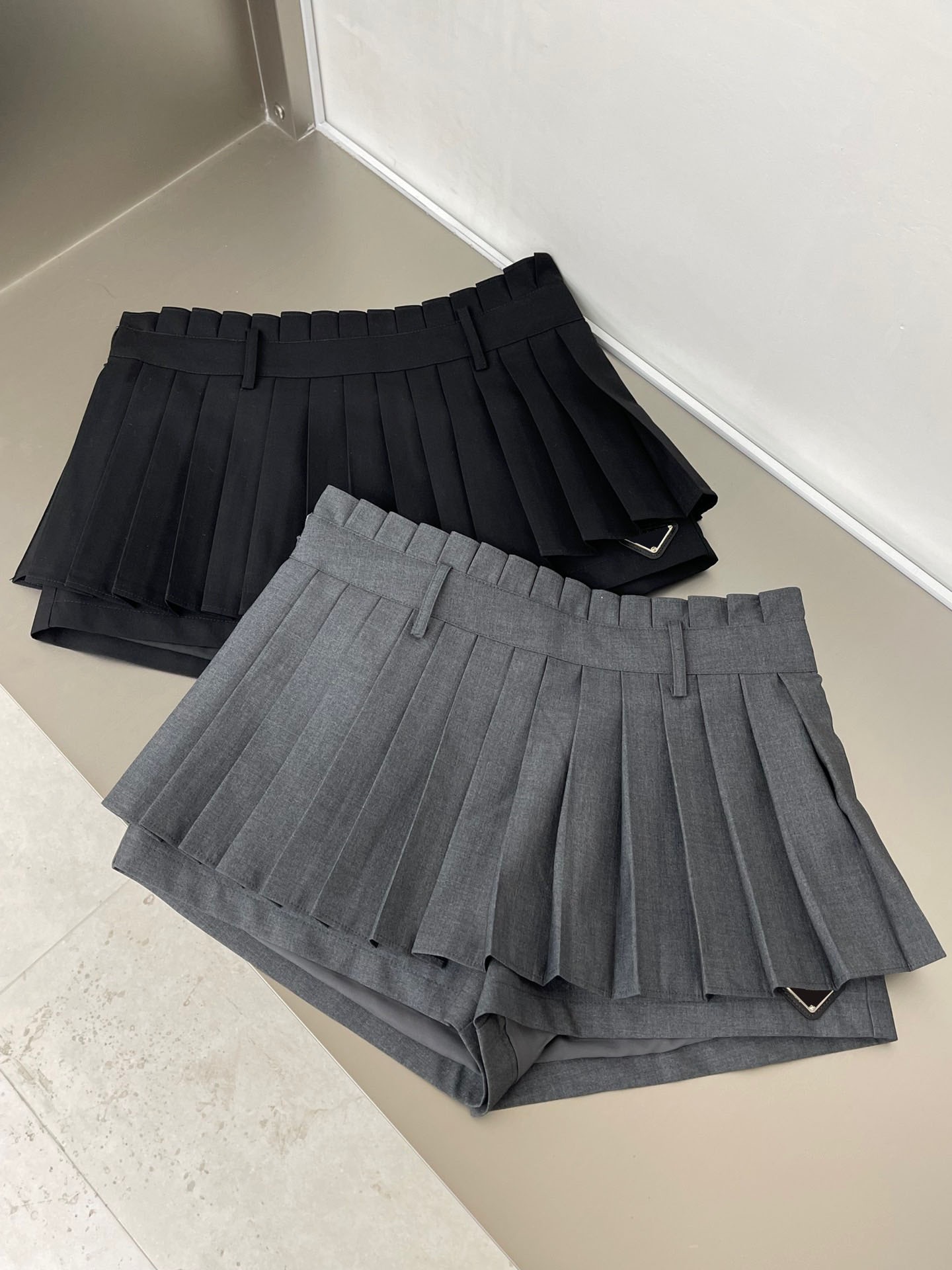 

Luxury Skirts Fashion 2 Color High Waist Pleated Mini Skirt Women Solid Chic Street A-line Skirts, Gray