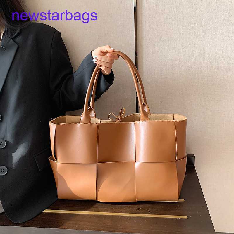 

Arco woven tote bags Designer Bottegs Venets Big women's 2023 new Korean texture single shoulder large capacity Tote Bag portable outlet, Black6