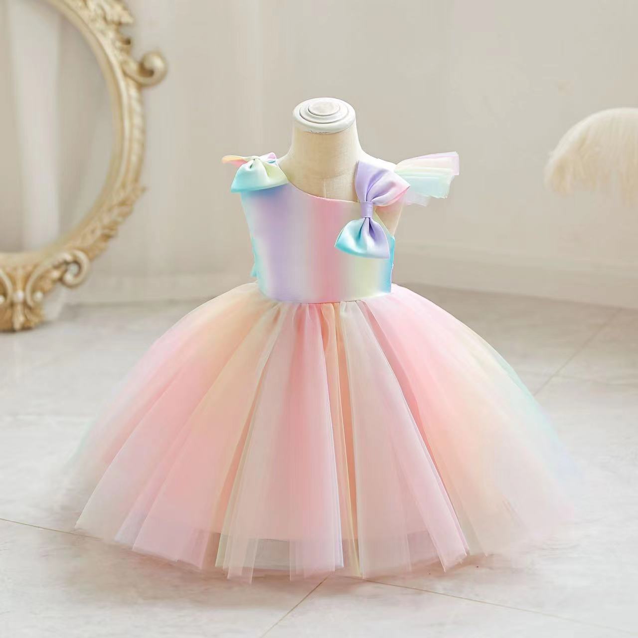 2023 Vintage Flower Girls Robes Ivoire bébé infantile enfant en bas âge vêtements de baptême avec manches longues dentelle Tutu robes de bal fête