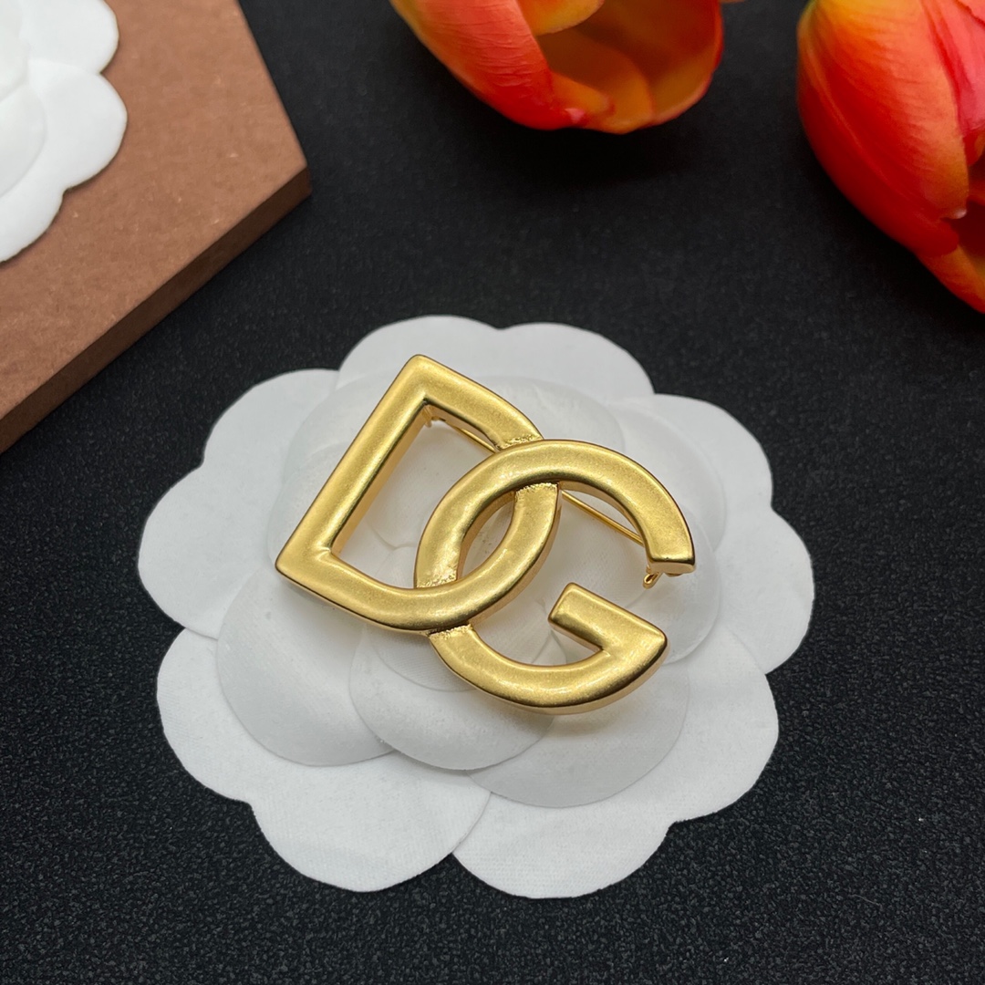 

Luxurious glossy 18k gold brooch for women birthday gift