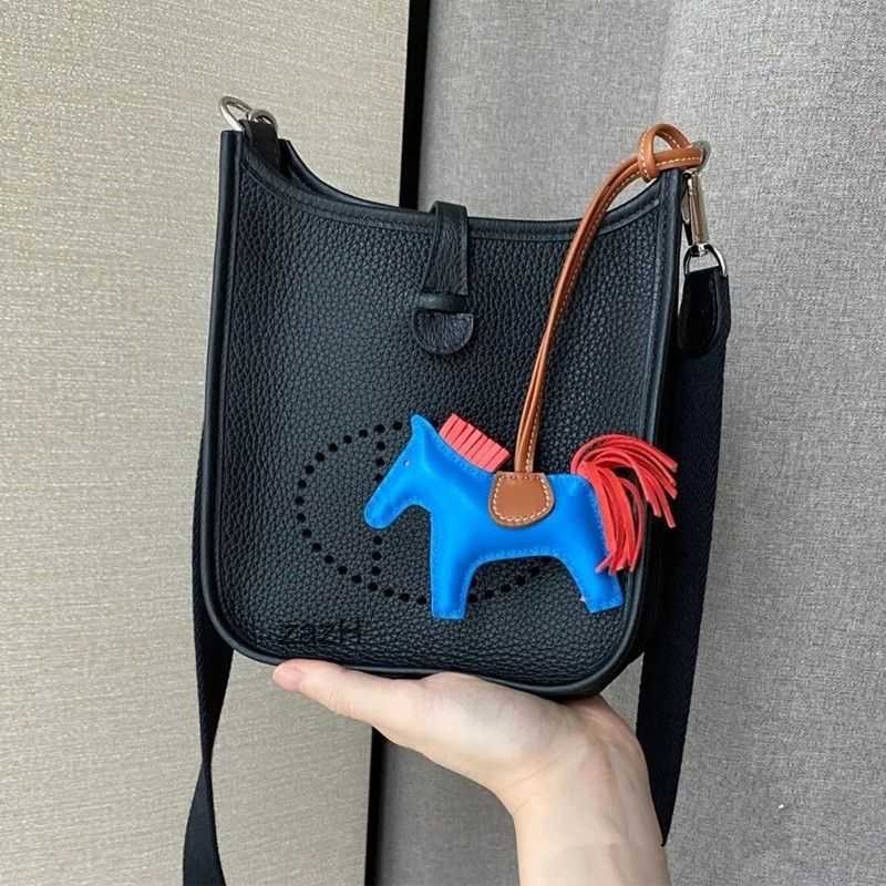 

Leather Herme Bags Litchi 2023 Evelynes Layer Tote Bag Hollowed Cow Out Bucket Women's Head One Shoulder Cross Mobile Phone Evelyn Fgdf, Black 19cm