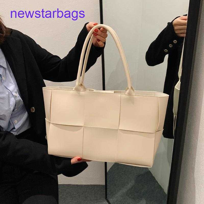 

Arco woven tote bags Designer Bottegs Venets 2023 new autumn and winter texture large commuter capacity hand, White6