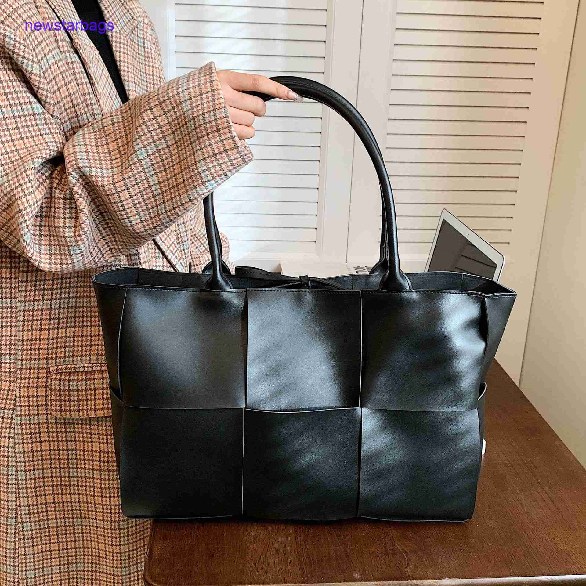 

Arco woven tote bags Designer Bottegs Venets Large female 2023 new Korean textured shoulder large capacity Tote Bag portable women outlet 3JH1, Black5