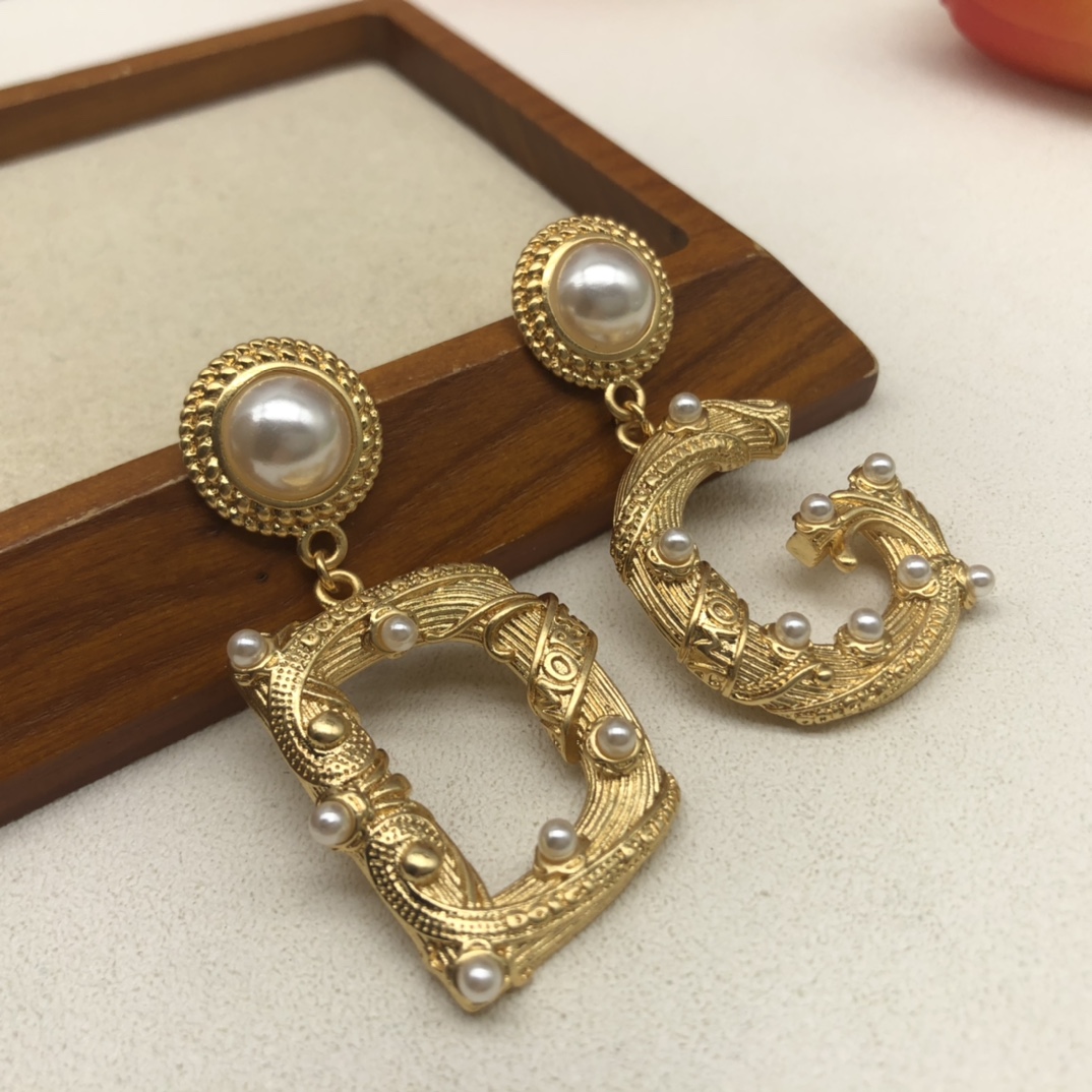 

Luxury Brand Design Inlaid Pearl Stud Earrings Women Earrings Birthday Gift