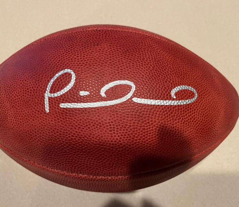 

Mahomes favre ROAF Hunt Clark Kelly JOHNSON WINSLOW McCaffrey Autographed Signed signatured signaturer auto Autograph Collectable football ball