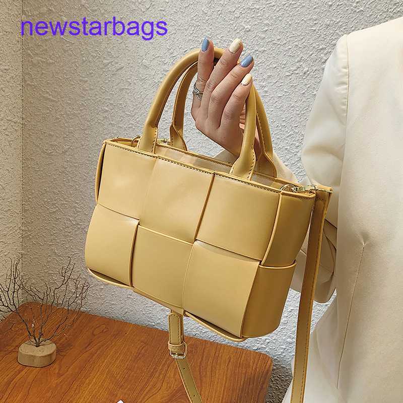 

Arco woven tote bags Designer Bottegs Venets Small Bag Women's Summer Versatile 2023 New Fashion Crossbody Handheld Woven Square, Black6