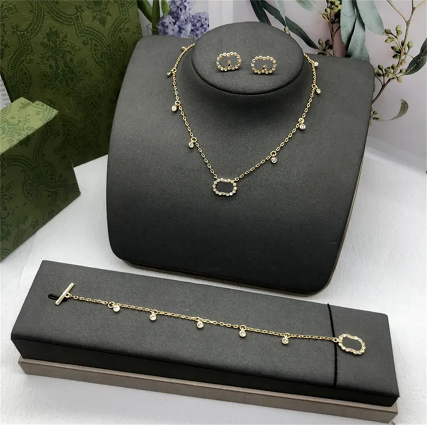 

2023 Fashion Necklace Designer Jewelry Luxury Initials Pendant Necklace Golden Chain Diamond Earring For Women Pearl Bracelet Letter 2211103D8