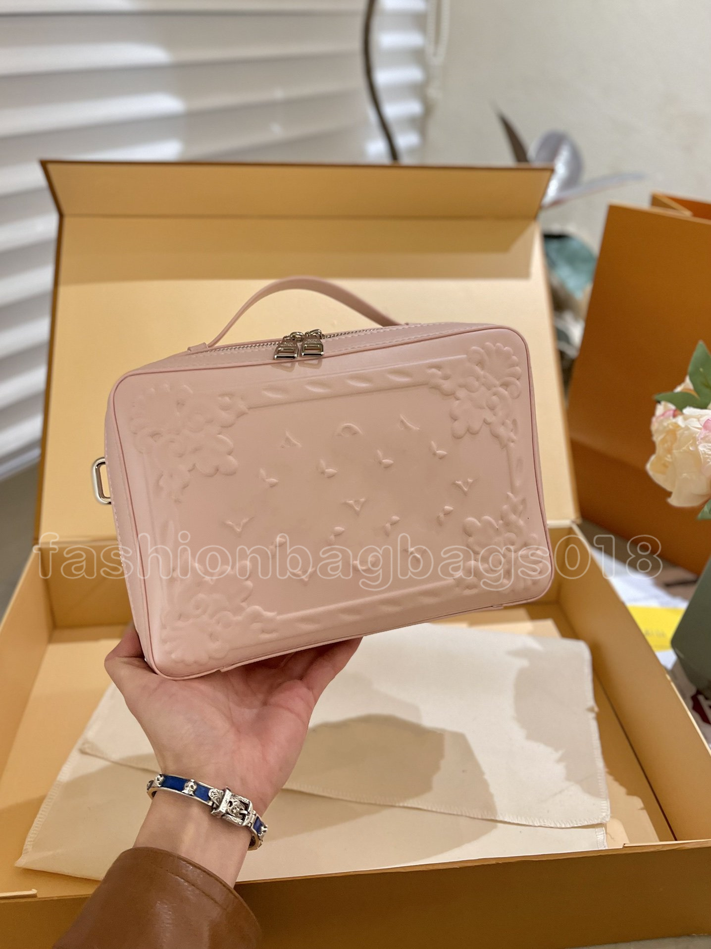 

HANDLE SOFT TRUNK Bag with Debossing Leather Luxury Designer Embossed Cross-body Bags for Women Men Mini Square Handbag Shoulder Messenger Bags Box Pouch M21833, Grey