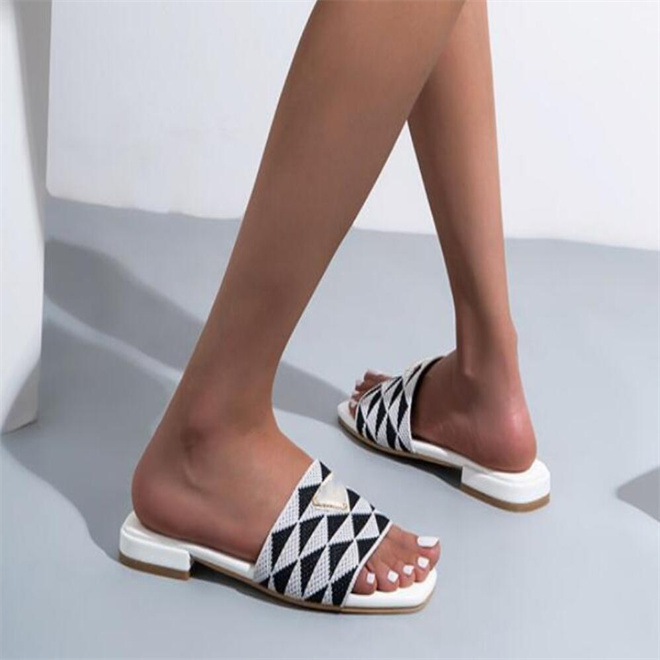 

Classic luxury slippers Big Summer Beach slipper women shoes Slides letter womens Flat designer shoe Metal button sandals Lazy lady SHoes, Blue