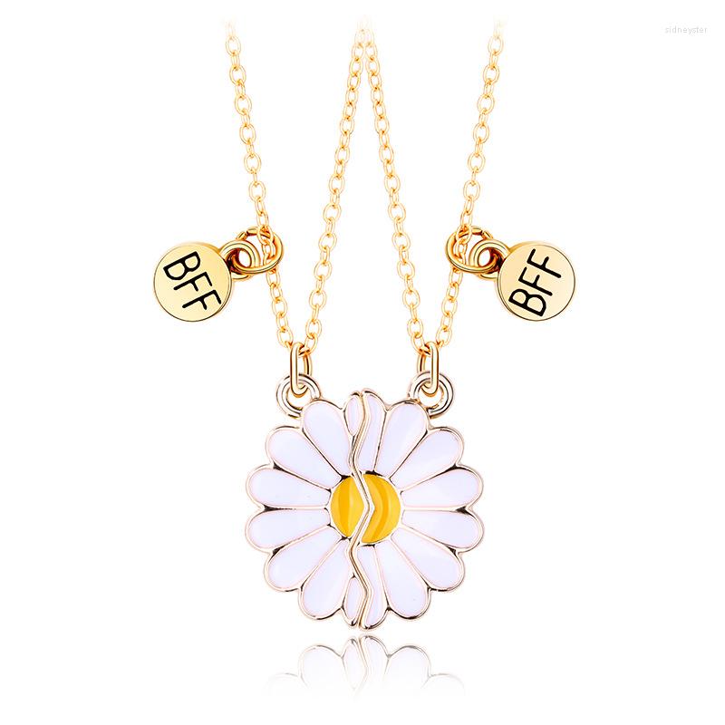

Pendant Necklaces Vintage Paired BFF Daisy Flower For Women Western Friends Simple Delicate Aesthetic Necklace 2023 Trendy