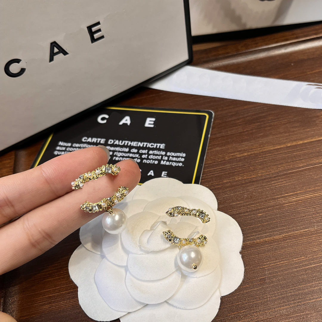 

Luxury diamond inlaid pearl earrings Charming designer quality earring High end luxury design accessories Selected couples Family friends gifts Christmas