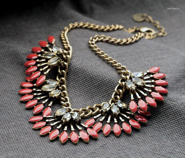 

Pendant Necklaces Women Red Yellow Resin Fan-shaped Bib Pendants Fashion Statement Jewelry Accessories