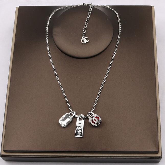 

20Style Luxury Designer Letter Pendant Necklaces 18K Gold Plated Crystal Pearl Rhinestone Sweater Necklace for Women Wedding Party Jewerlry Accessories