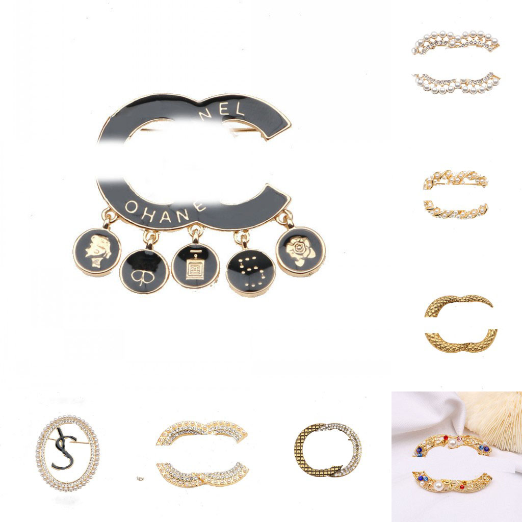 

Mixed Style Luxury Designer Letter Pins Brooches Women Crystal Pearl Rhinestone Pearl Brooch Suit Pin Wedding Party Jewerlry Accessories