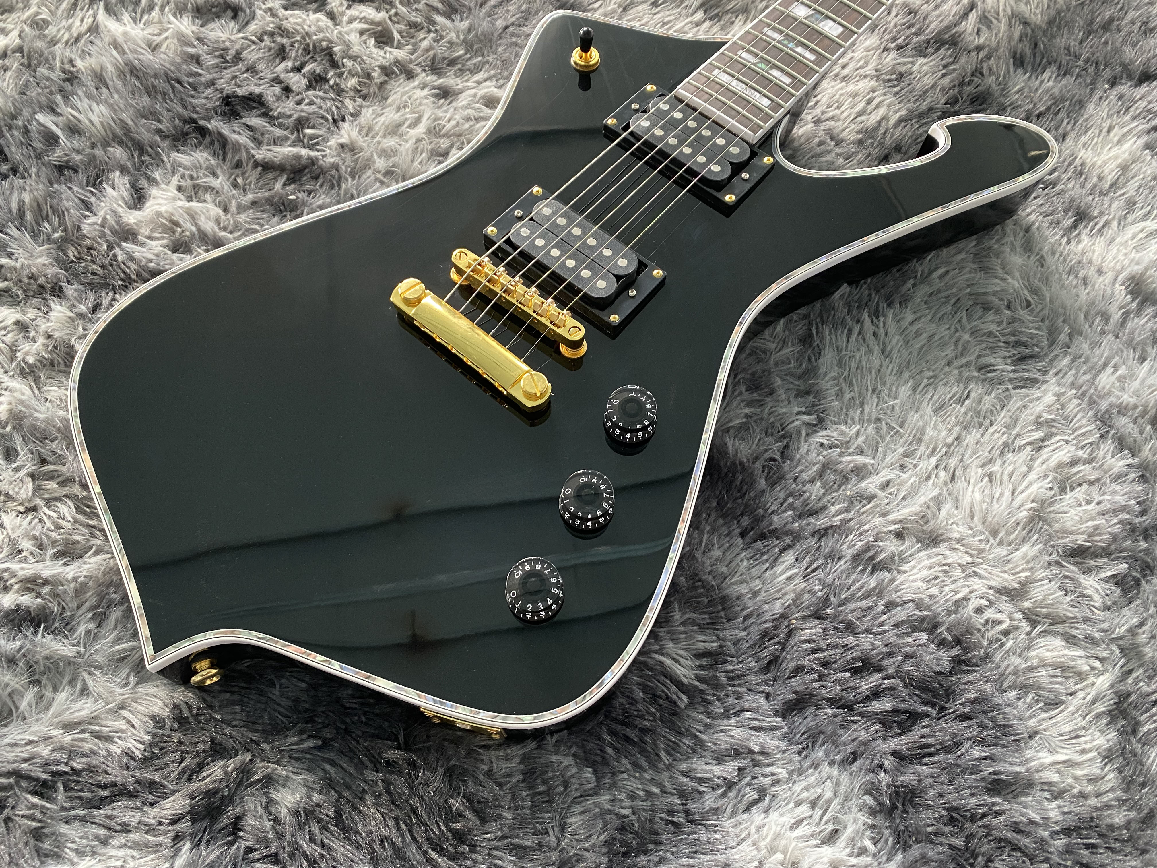 

OEM electric guitar black color gold hardware mahogany body and neck 6 strings musical instrument