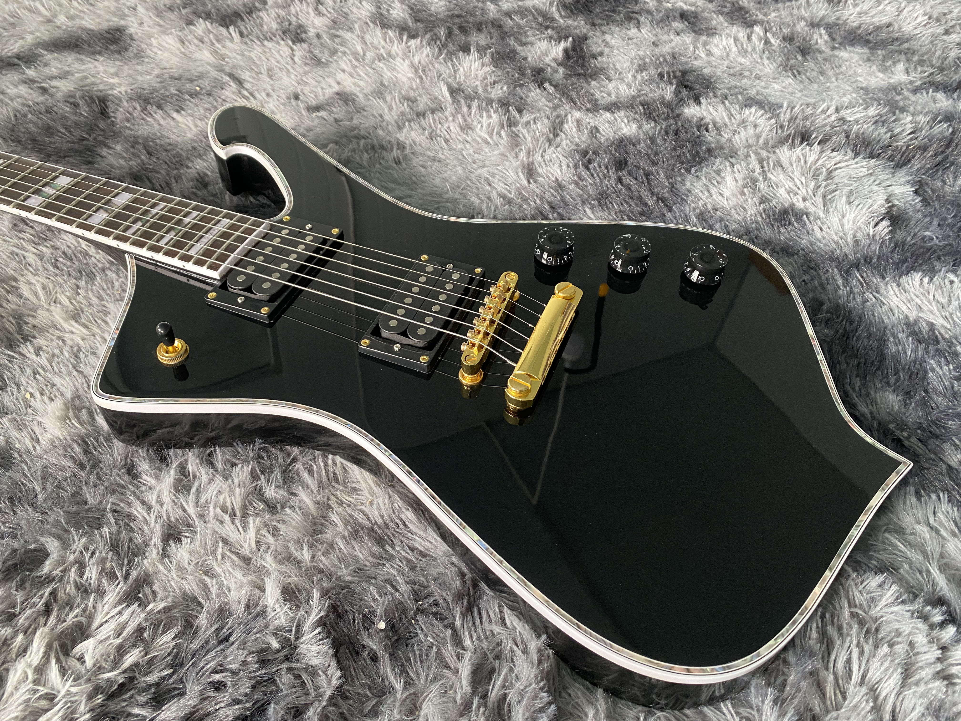 

New style electric guitar black color gold hardware 6 strings mahoany body neck
