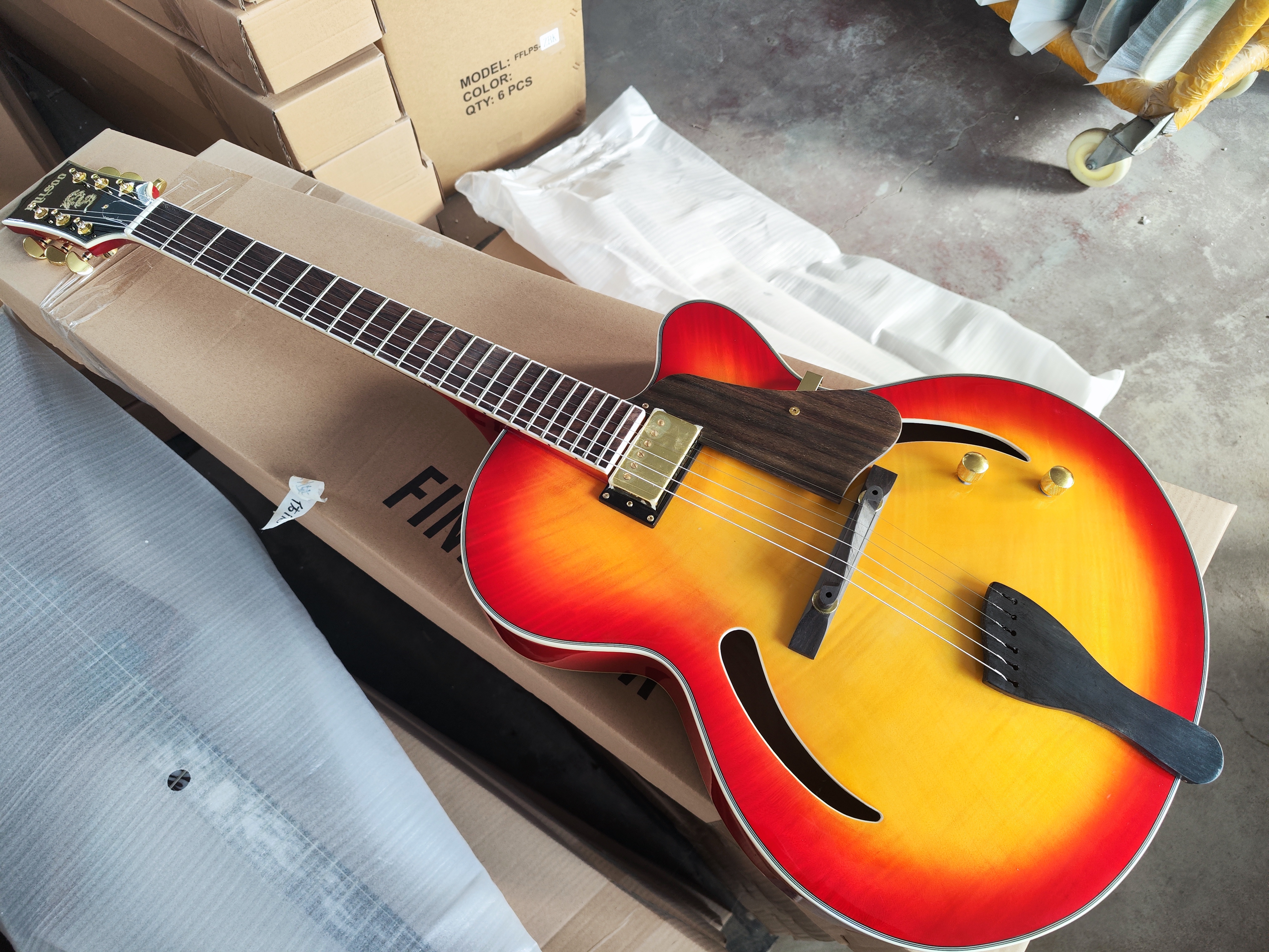 

Semi-hollow body custom electric jazz guitar 3TS Color