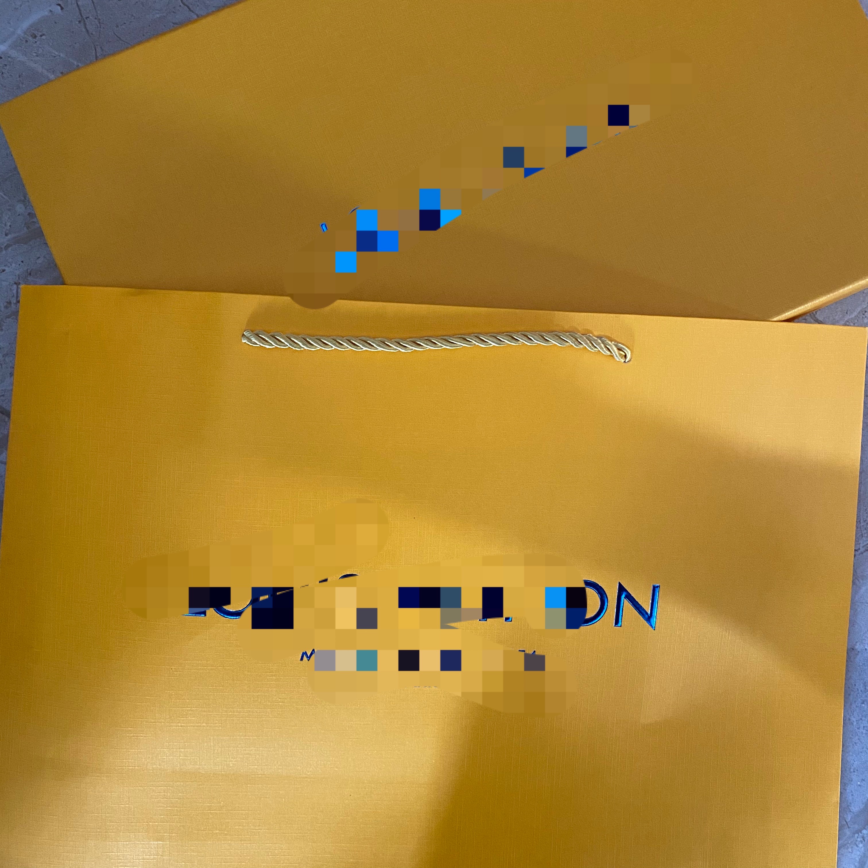 

Upscale scarf box hasdghuiaghuiahcidsi