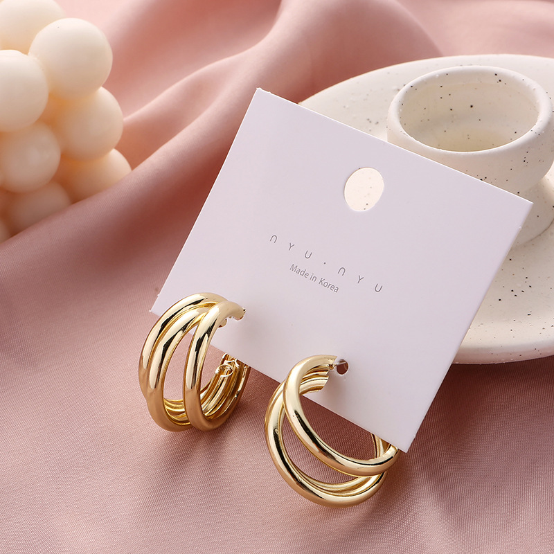 

2023 Simple But Luxury Stud Earrings 3*3cm Twisted Earring C Shape Circles Hoop Earrings Copper Plated Gold Color Thread Girl Earrings Hoops For Women