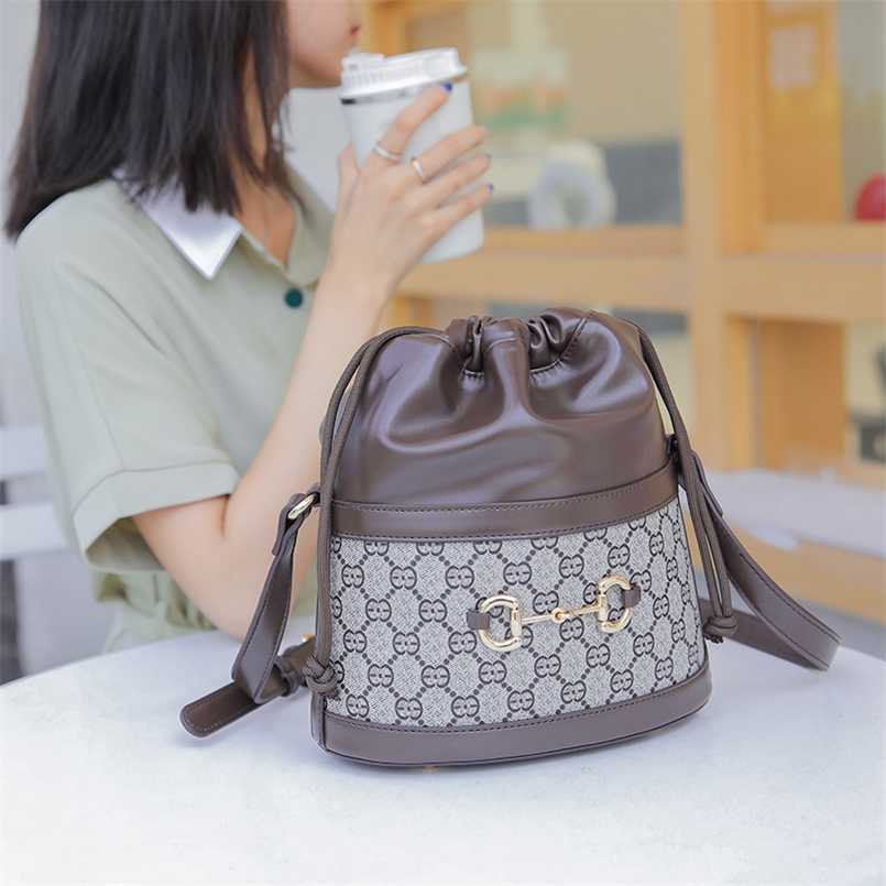 

Bag Women's fashionable new style shoulder bag Textured printed contrast bucket bag Simple solid soft face messenger bag, Old brown flower