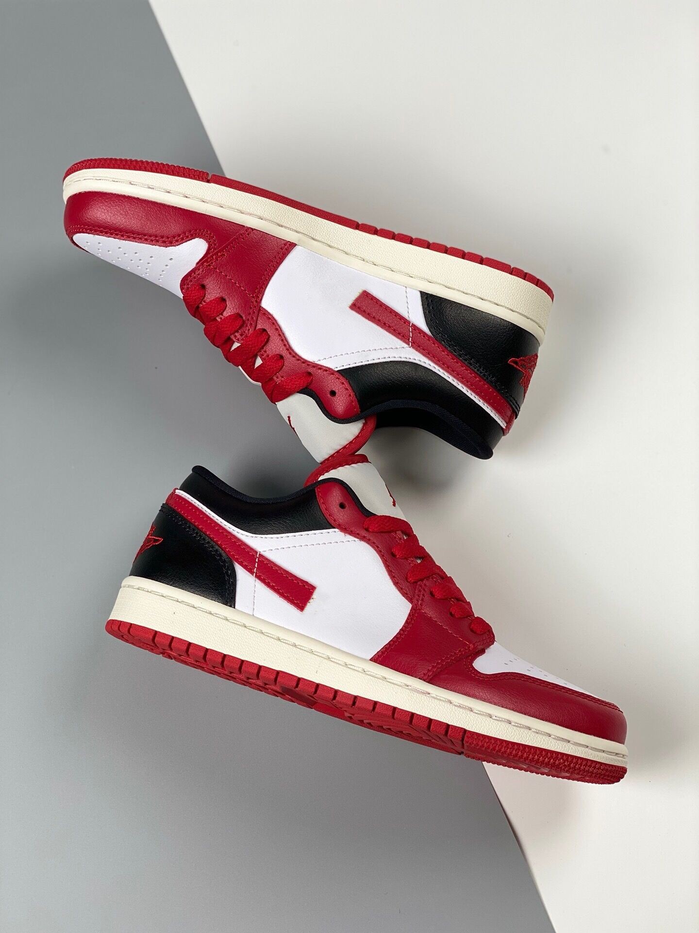 

Wholesale Latest 1 Low Basketball Shoes Jumpman 1s Low Reverse Black Toe White Red Black Outdoor Shoe Outfits Designer Sneakers With Original Boxes