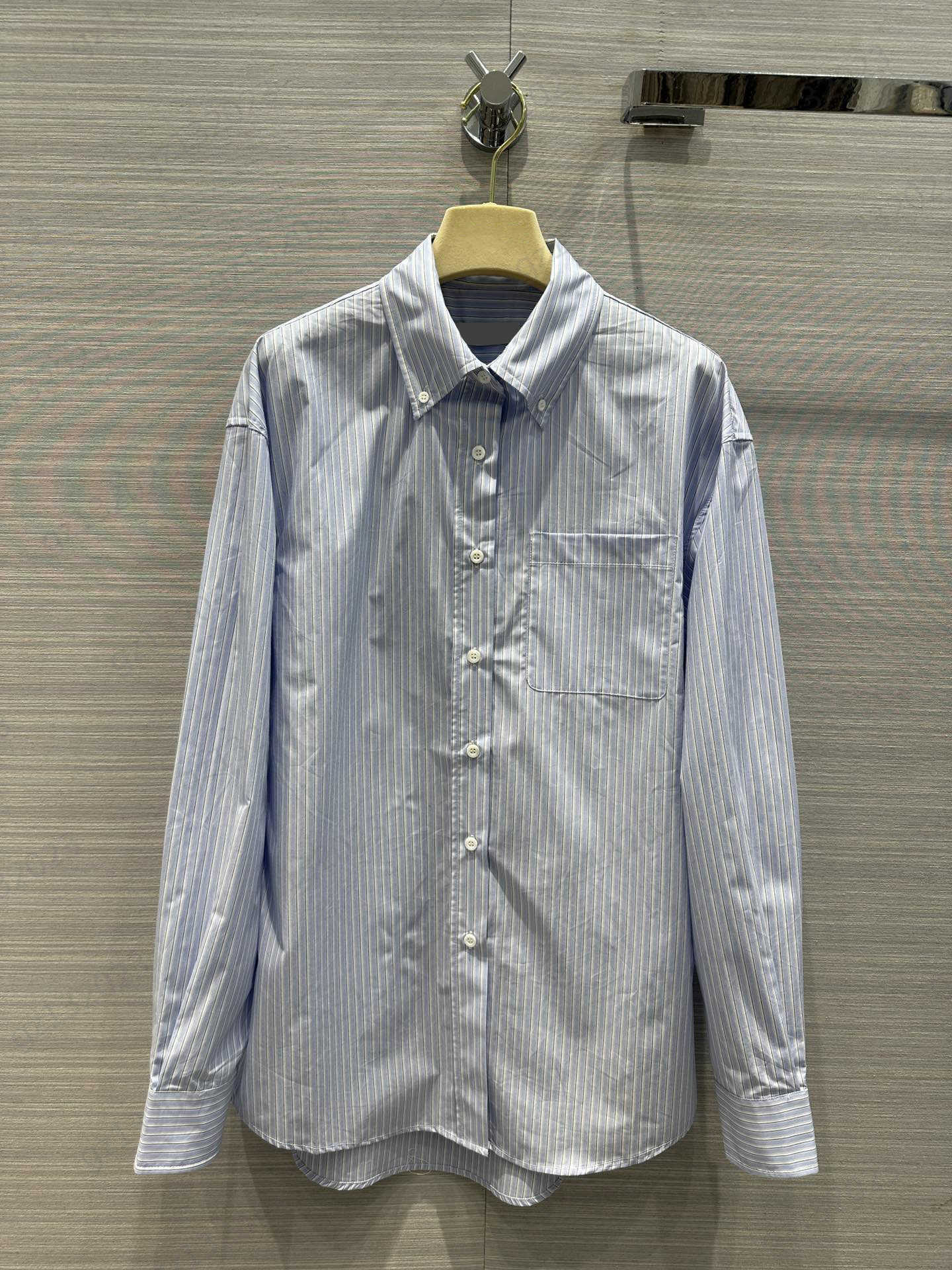 

Pocket Blouses Shirts Back Applique Letters Embroidery Lapel Pocket Shirt Cuff Slit Cufflink Design Striped Cotton Tops Unisex Style Women Blouse