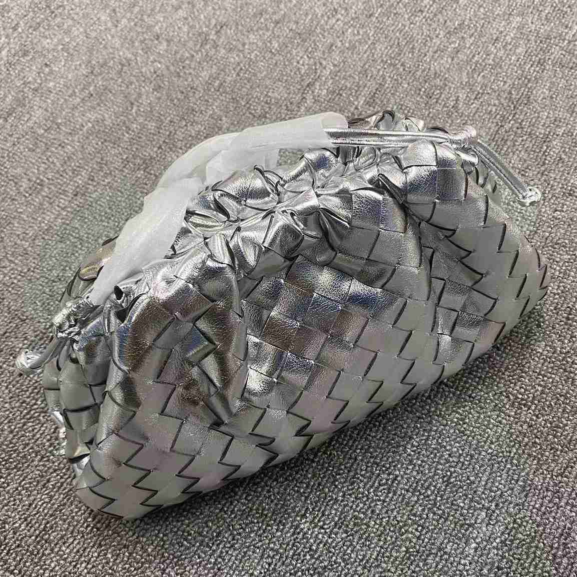 

Luxury Designer Cowhide Leather Women's Shoulder Bag Woven Bag Cloud Clip Dumpling Party Clutch Shoulder Handbag Diagonal Bag, Glacier blue