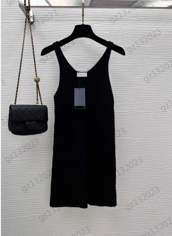

Knitted Dress Sleeveless V-neck Design Slim Dress Custom Yarn Sexy Style Slimming Maxiskit Black Dresses For Women Summer 1970