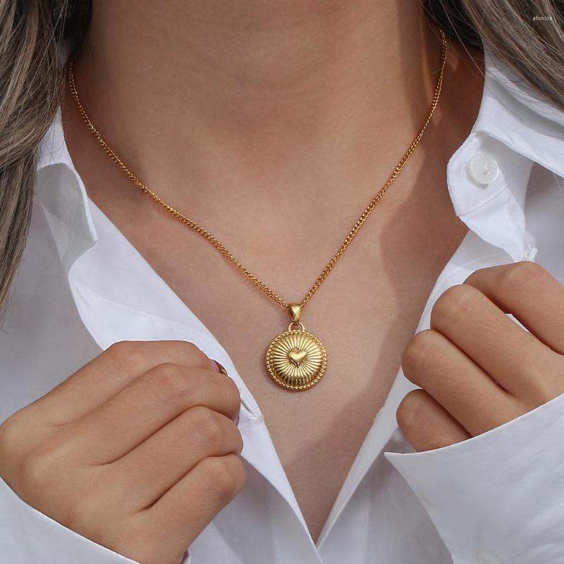 

Chains 2023 Korean Vintage Carving Round Pendant Necklace Geometric Gold Color Heart Titanium Steel Jewelry Gifts