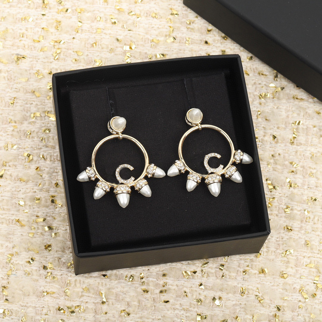 

2023 Luxury quality Charm drop earring with nature shell beads and sparkly diamond in 18k gold plated have box stamp PS3215