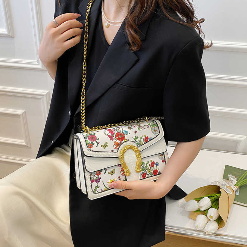 

Red Chain Women's Single Shoulder Crossbody Simple Small Square Luxury Designer bags Purse Messenger Bag, White4