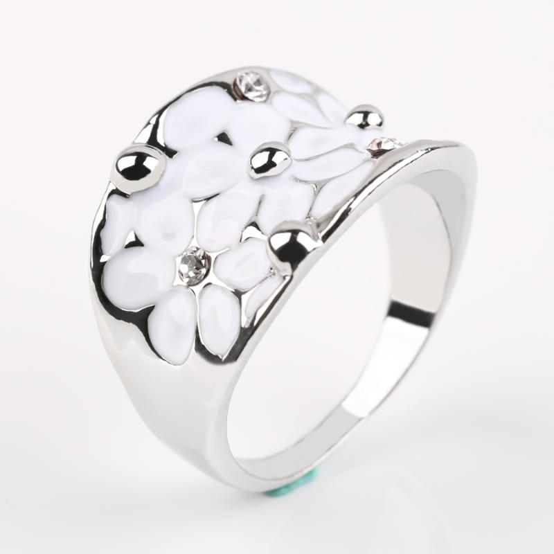

Cluster Rings 2023 Fashion Enamel White Plum Blossom For Women Party Accessories Silver Color Wide Ring Charm Jewelry