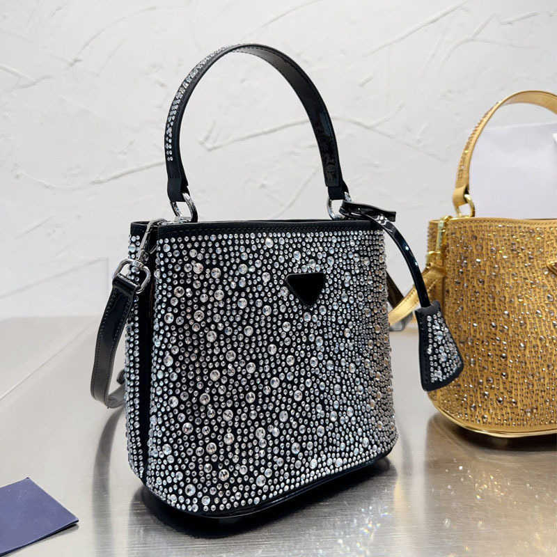 

Hot Totes Triangle Logo Designer Bag Bling Shoulder Tote Bag Diamonds Bucket Bags Women Luxurys Handbags Crossbody Evening Clutch Crystal Wallet 221210, Red--19x18cm